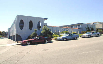 La Plaza Real Apartments in South San Francisco, CA - Foto de edificio - Building Photo