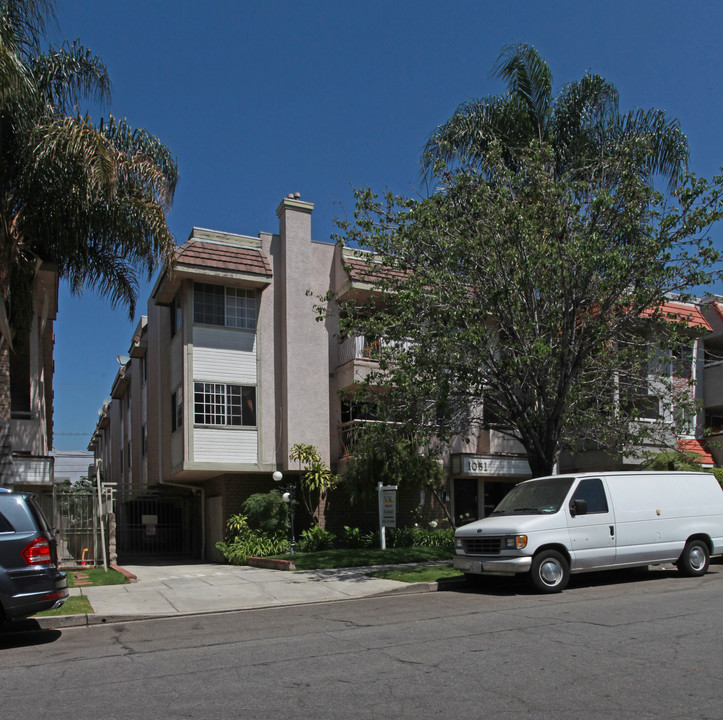 1051 E Spazier Ave in Burbank, CA - Building Photo