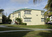 10200 E Bay Harbor Dr in Miami Beach, FL - Foto de edificio - Building Photo