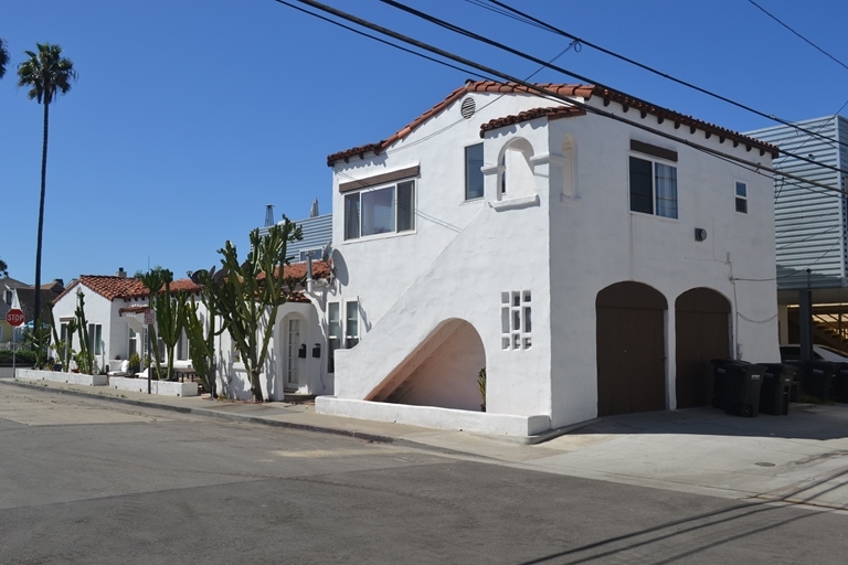 Casa Bahia Apartments in Newport Beach, CA - Building Photo