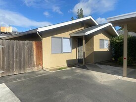 2724-2728 S Sallee Ct in Visalia, CA - Building Photo