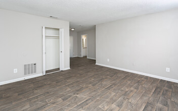 Riverbank Apartments in Jacksonville, FL - Building Photo - Interior Photo