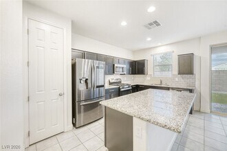 10426 Mount Charleston Ave in Las Vegas, NV - Foto de edificio - Building Photo