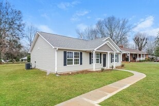 802 Self St in Cherryville, NC - Building Photo