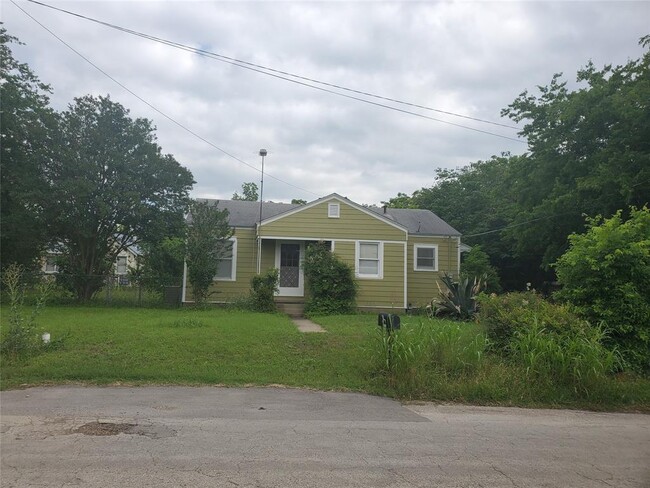 330 Bois D'Arc St in Lockhart, TX - Building Photo - Building Photo