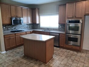 1010 Spring Valley Rd in Rio Rancho, NM - Foto de edificio - Building Photo