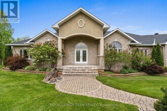5737 Stuewe Dr in Ottawa, ON - Building Photo - Building Photo