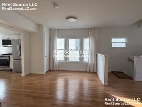 52 Cotting St, Unit 2 in Medford, MA - Building Photo - Building Photo