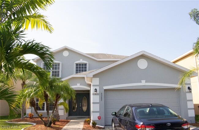 8285 Silver Birch Way in Lehigh Acres, FL - Foto de edificio - Building Photo