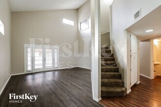 8123 W Shangri La Rd in Peoria, AZ - Foto de edificio - Building Photo