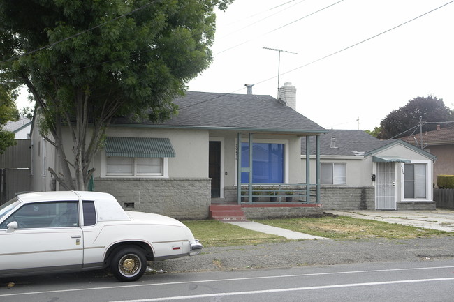 20456 Meekland Ave in Hayward, CA - Foto de edificio - Building Photo