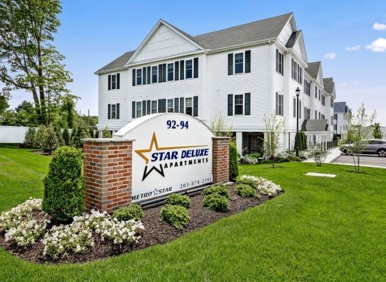 Star Deluxe Milford in Milford, CT - Foto de edificio