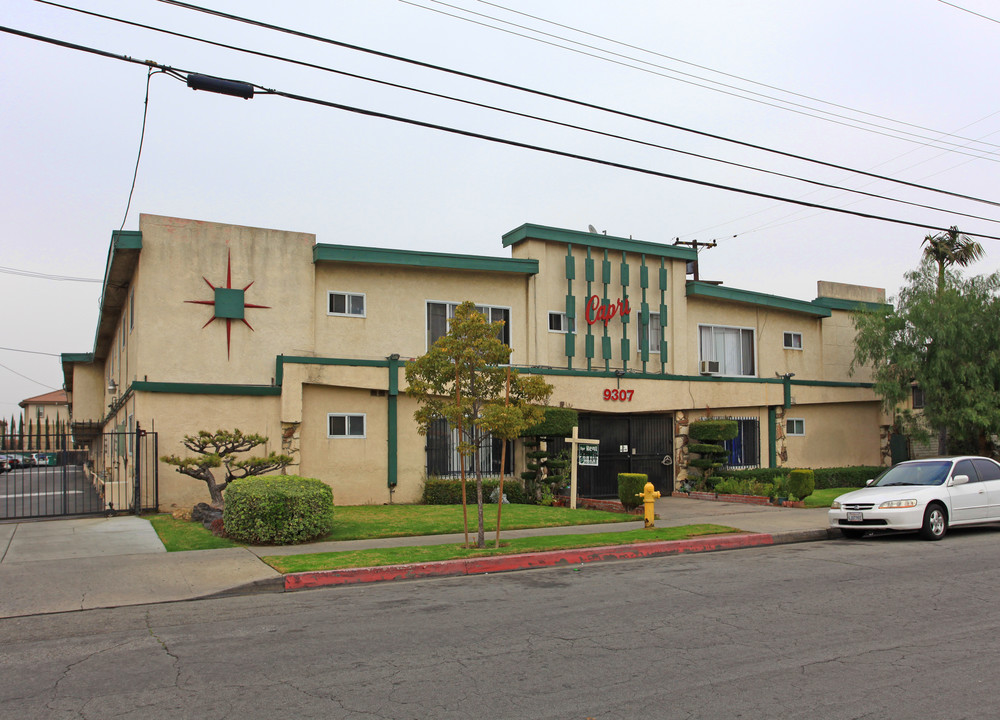 Capri Apartments in Downey, CA - Foto de edificio