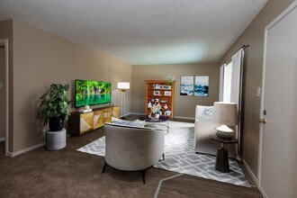 Corabel Lane Apartments in Sacramento, CA - Foto de edificio - Building Photo