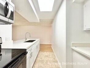 17821 Sherman Way in Los Angeles, CA - Building Photo - Building Photo