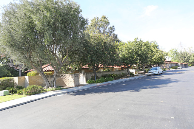 Granada Gardens Apartments in Thousand Oaks, CA - Foto de edificio - Building Photo