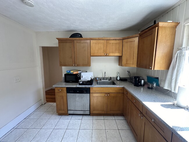 223 Boston Ave, Unit 4 BED VERY CLEAN in Medford, MA - Foto de edificio - Building Photo