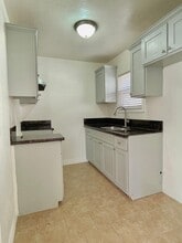 233 W 10th St in Long Beach, CA - Building Photo - Building Photo