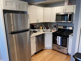 87 Munroe St, Unit 3A in Somerville, MA - Building Photo