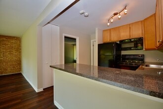 5880 Forest View Rd in Lisle, IL - Building Photo - Building Photo