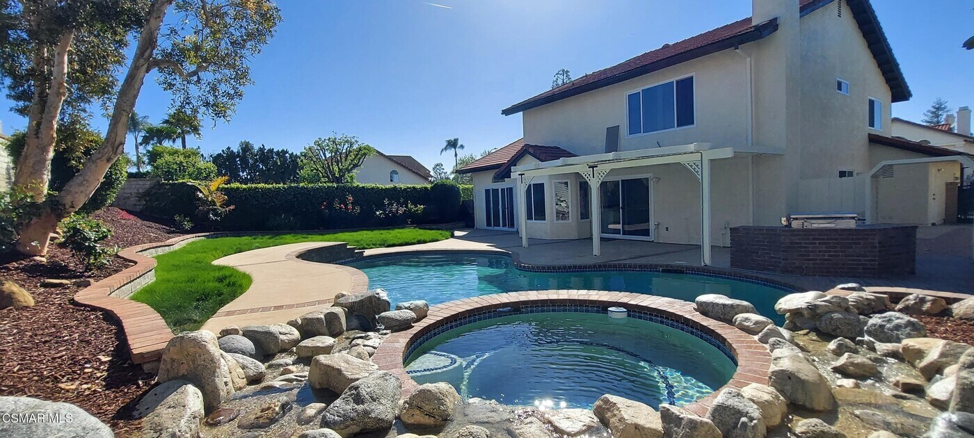 748 Azure Hills Dr in Simi Valley, CA - Building Photo