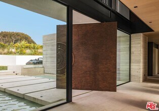 6889 Dume Dr in Malibu, CA - Building Photo - Building Photo