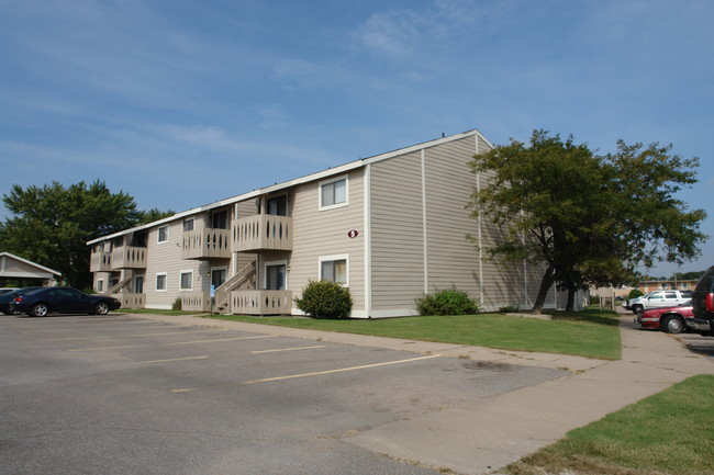 Sugar Creek Apartments in Wichita, KS - Building Photo - Building Photo