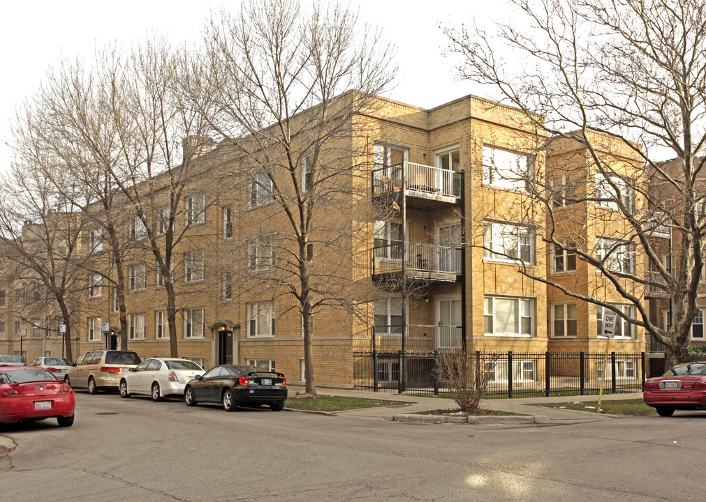 6255 N Claremont Ave in Chicago, IL - Foto de edificio