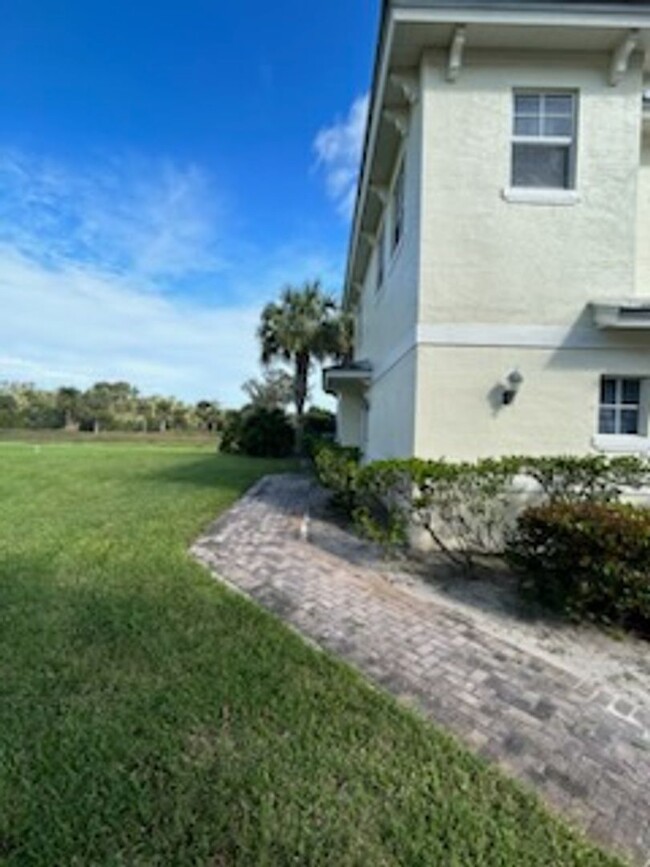 3908 Sabal Way in Fort Pierce, FL - Foto de edificio - Building Photo