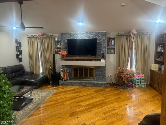 617 Sycamore St in Paramus, NJ - Building Photo - Building Photo