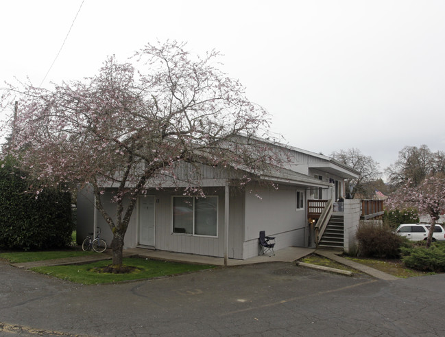 Vanrich Apartments in Forest Grove, OR - Building Photo - Building Photo