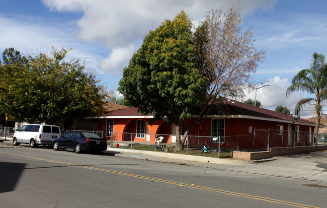 24348 Postal Ave in Moreno Valley, CA - Foto de edificio - Building Photo