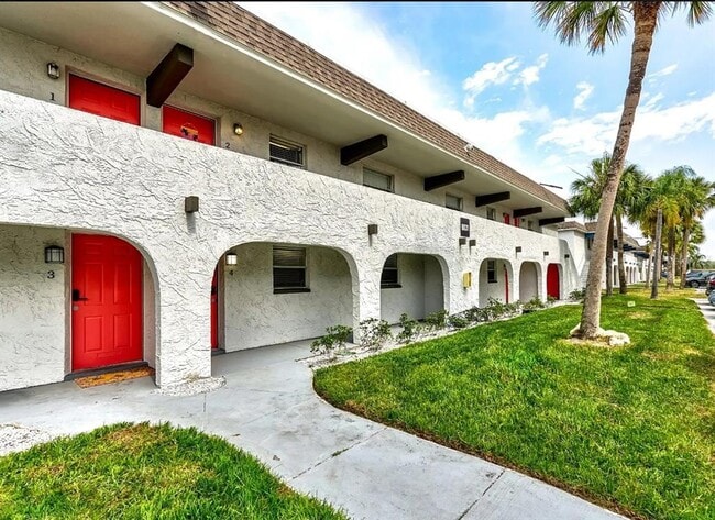 9901 Aquarius Dr in Port Richey, FL - Building Photo - Building Photo