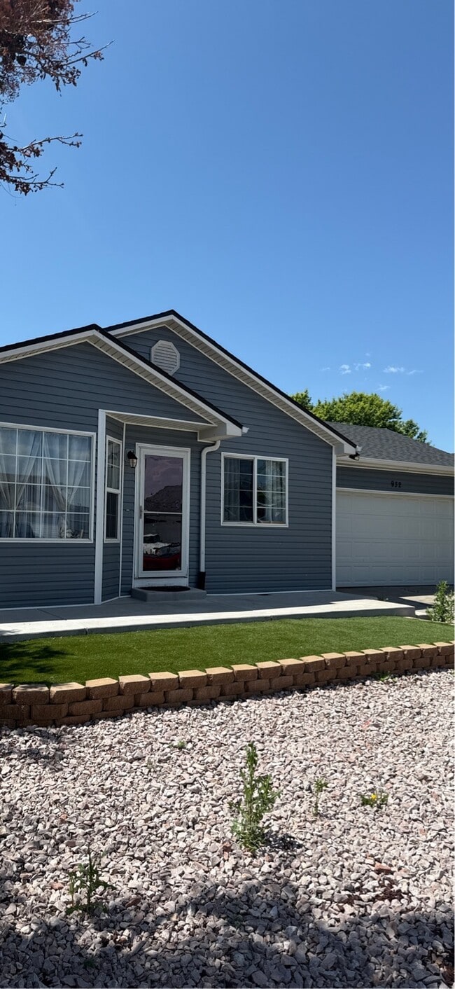 property at 932 E 25th St Rd
