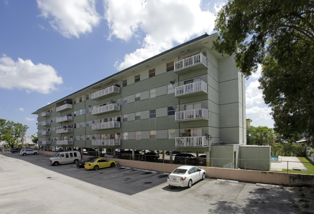 250 W 74th Pl in Hialeah, FL - Building Photo