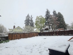 8311 NE Sacramento St in Portland, OR - Foto de edificio - Building Photo