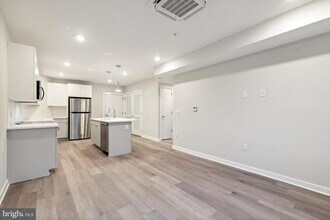 3449 Scotts Ln, Unit B203 in Philadelphia, PA - Foto de edificio - Building Photo