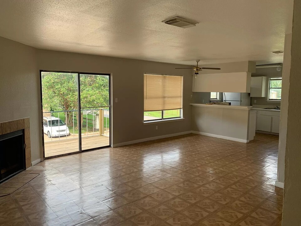 3221 Hirschfield Rd in Spring, TX - Foto de edificio
