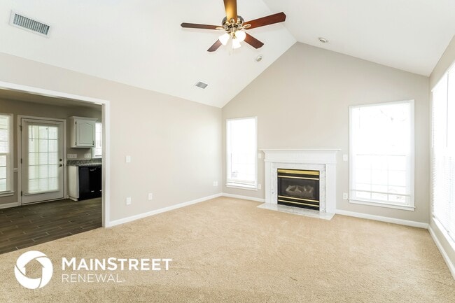 1323 Tucker Rd in Monroe, NC - Foto de edificio - Building Photo