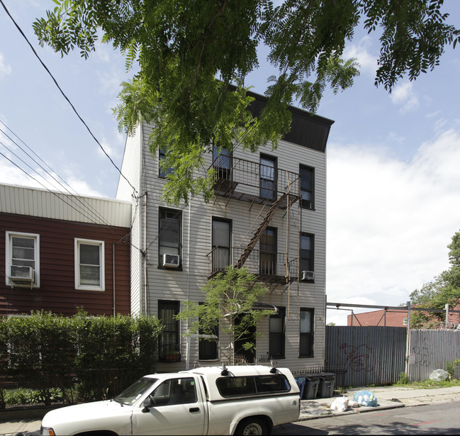 30 Huntington St in Brooklyn, NY - Building Photo - Building Photo