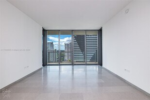 88 SW 7th St, Unit 1004 in Miami, FL - Building Photo