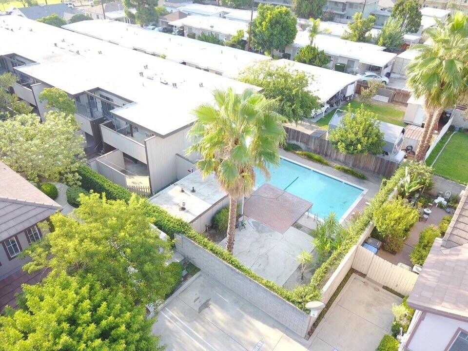 203 S Madison Ave in Monrovia, CA - Building Photo