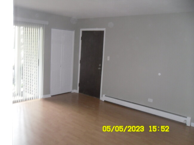 2244 W Nichols Rd, Unit B in Arlington Heights, IL - Building Photo - Building Photo