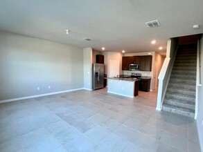 5656 Mentmore Dr in Mangonia Park, FL - Foto de edificio - Building Photo