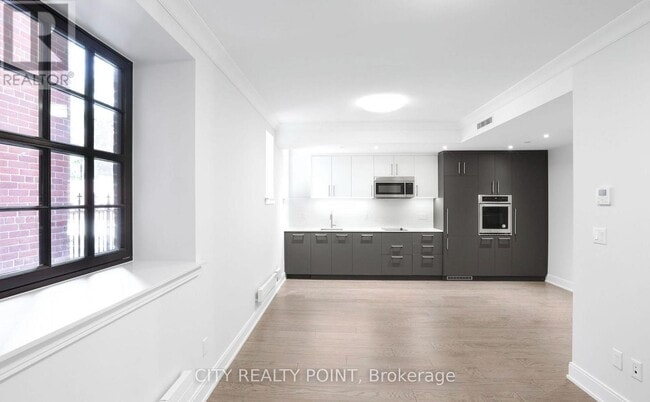 2 Clarendon Ave in Toronto, ON - Building Photo - Building Photo