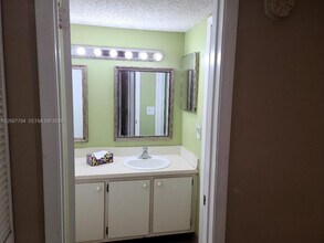 1954 Windsor Dr in North Palm Beach, FL - Building Photo - Building Photo