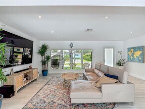 1080 NE 104th St in Miami Shores, FL - Foto de edificio - Building Photo