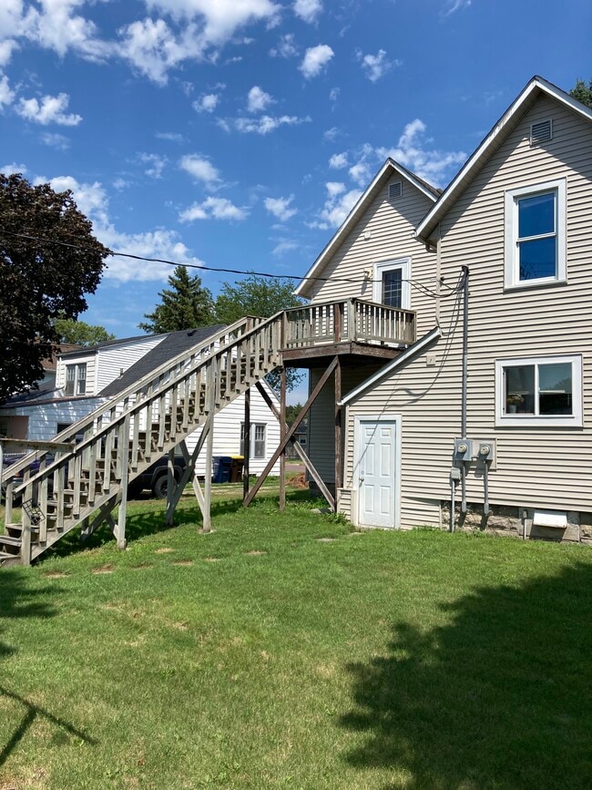 101 Park St N, Unit upper in Minnesota Lake, MN - Building Photo - Building Photo