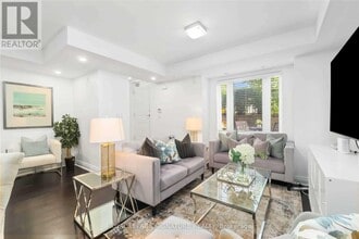 320 John St. in Markham, ON - Building Photo - Building Photo