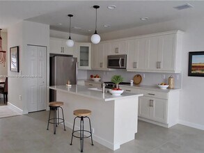 10461 NW 61st St in Doral, FL - Building Photo - Building Photo